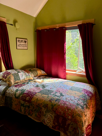 Cozy bedroom with lots of windows - Efficiency w kitchenette, in beautiful farmhouse close to Amherst