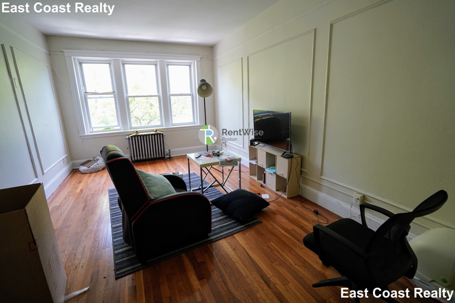 1 - SEPT 2026-Charming Cleveland Circle 2 Bed, Elevator, H/HW inc. NO FEE!