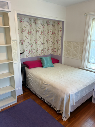 Bedroom with doublebed - Furnished bedroom in a quiet home for female on Hope street.