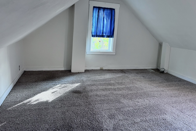 Back bedroom 3rd floor - Spacious 3-4 Bedroom Close to Campus Duplex