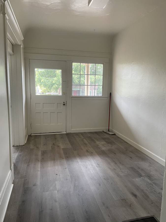 Hallway entrace - $6,000 / 5br - 2bath Duplex w/ Parking + Onsite Laundry Near Campus