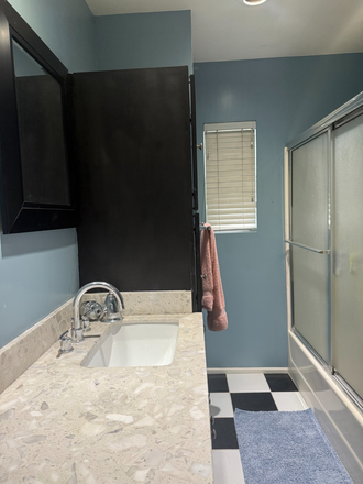 Private Bathroom - Spacious Room in Wonderful House Available