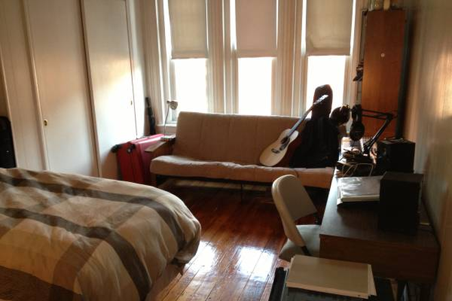 Hub Realty - Front studio overlooking pretty Newbury St, freshly painted, free one month rent Apartments