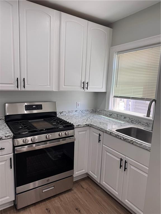 kitchen - Bright 3-Bedroom Apartment in Oak Hill – Hot Water Included, Parking & Pet Friendly.