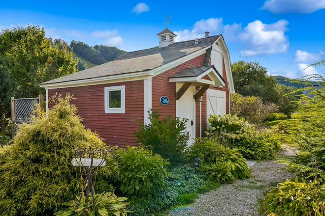 Queen Bed, studio at base of S6 Ski Mountian - Cute Cottage at base of Saskadena 6 ski mountain, walk to Teago Store, close to Woodstock.