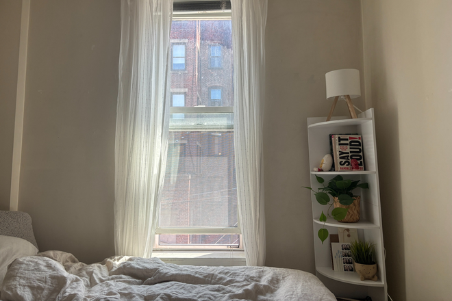 Bedroom for sublet - Summer 1 apartment close to campus