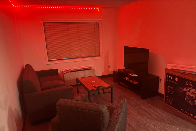 CHILL LIVING ROOM - Apartment at The Oaks