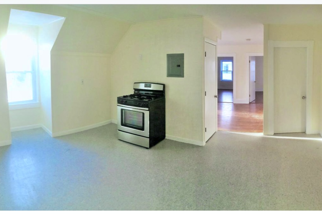 Kitchen - Spacious 3 Bed/1 Bath, ONLY 1 Block from North Campus - Students welcomed!