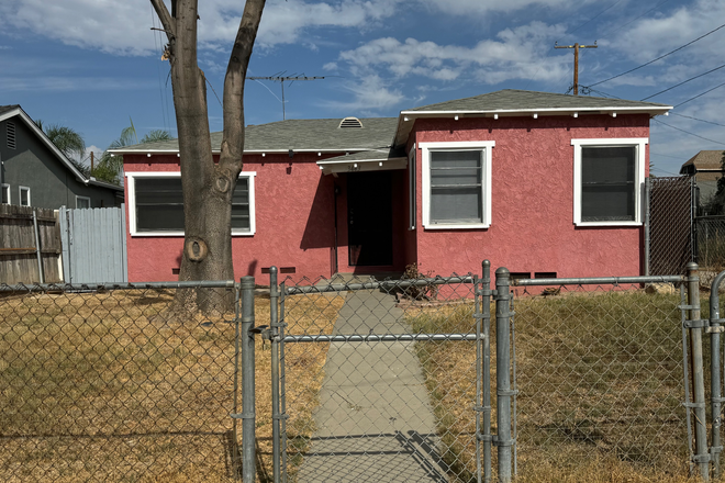Exterior front house - Fully Furnished 2BR/1Ba quiet culdesac house, walking distance to vibrant Mission Inn, DT Riv