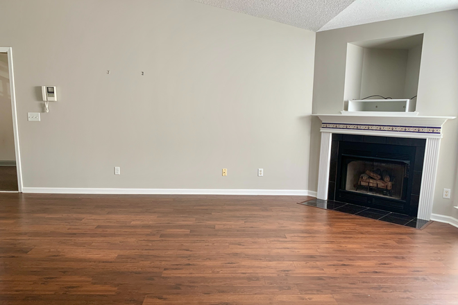 Working gas fireplace - Deacon Ridge Beautiful 2/2 Condo with Wood Floors, Cathedral Ceilings - Grad Students