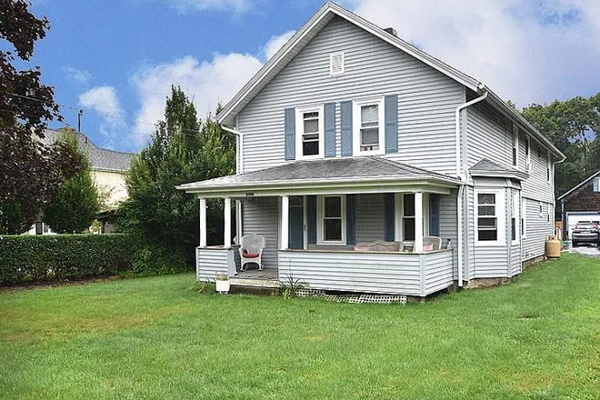 Front of House - 7 Bedroom home in Kingston - close to campus!