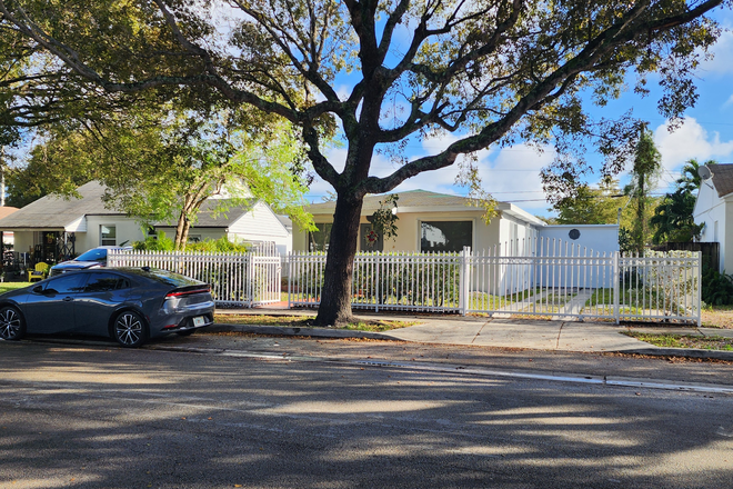 front of the house - 10 min Distance to Miller school of Medicine