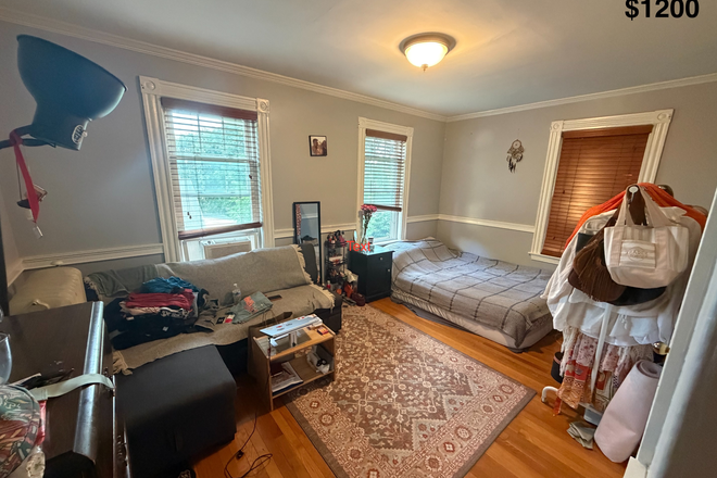 Bedroom - Rooms for Rent Near Bentley University — 6-Minute Drive | No Broker Fee