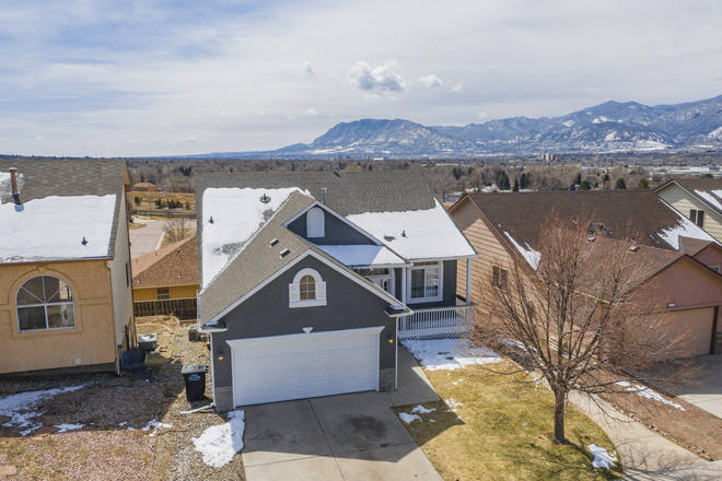 Westmoreland outside - https:// upscale.homes Multiple Houses and Rooms with Private or Shared bath. 5min walk to UCCS!