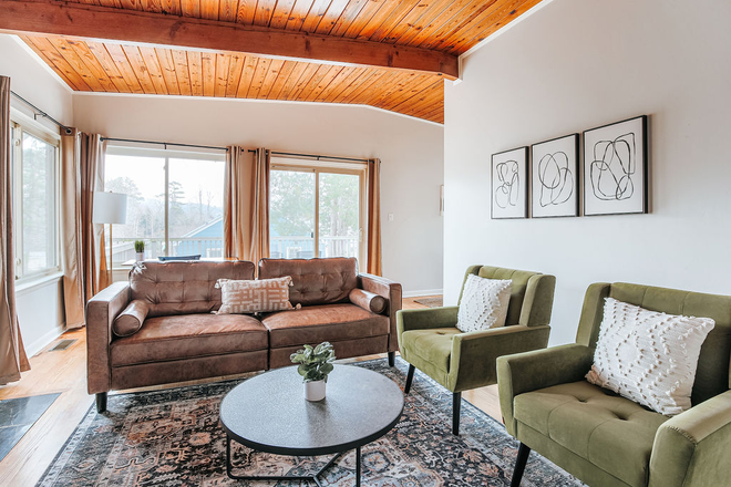 Living Room - Fully Furnished House/10 mins to Grounds/Free Parking/Utilities Included/Dog Friendly!