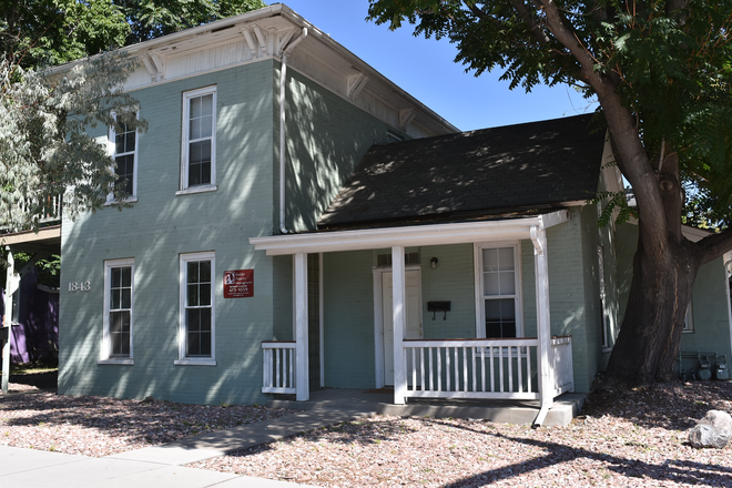 1843 - 1843 Arapahoe Ave (4BR/2BA)