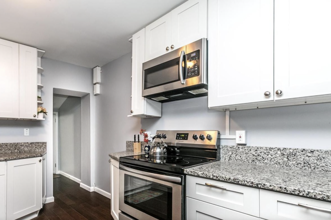 Kitchen Stove - 2 Bed 2 Bath Furnished Townhome in Washington Village Near The Raven's Stadium