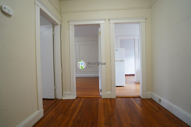 1 - SEPT 2026-Awesome Cleveland Circle.1 bed split. H/HW inc. No Fee!