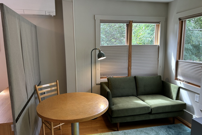 Sitting Area - Cambridge bed/sit rm in family home 20 min. to Harvard Sq by bus