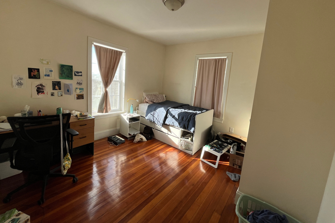 bedroom - 3b1b in Mission Hill