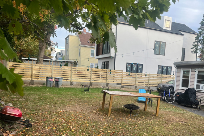 Big backyard - House close to campus