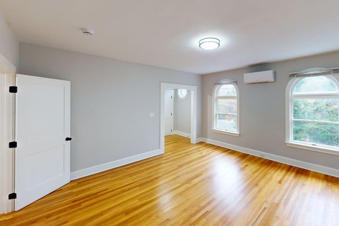 - - Right close to Campus!! Renovated 5 bed 2 bath w/ Laundry Apartments