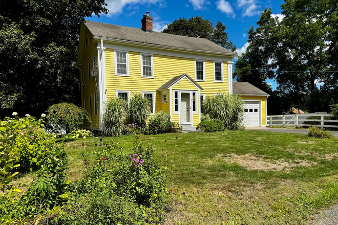 Front yard - 2 or 3 car off-street driveway - Lovely Farmhouse Fully Furnished 3bed/2bath