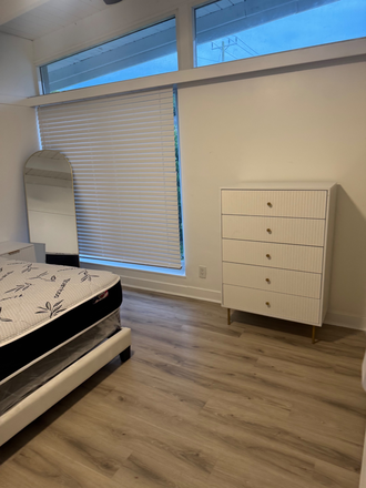 1 - Looking for other college students to live with in this House. Walk to School