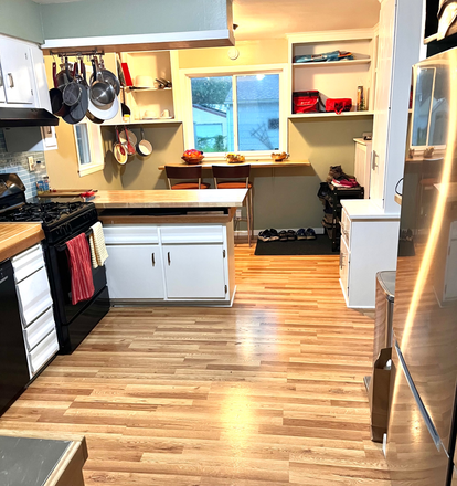 Kitchen - Bedroom for Rent - Free Wifi & Utilities. Close to Campus. House