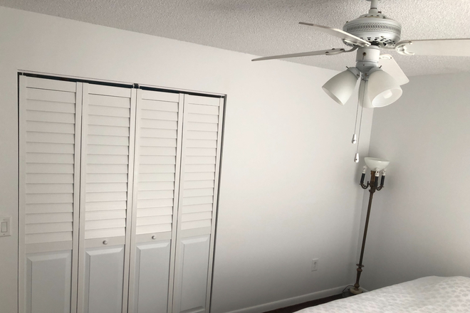 bedroom - Large, Quiet Room with garden view, Fully Furnished, *UTILITIES INCLUDED* *CLOSE TO CAMPUS*