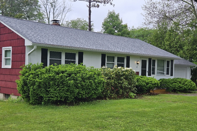 - Ladies -1 BDRM still available - $967 mos! LOCATION! 1.5 miles to Campus - Walk to Bus Stop