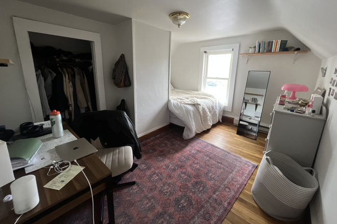 Bedroom (more pics upon request) - Spring 1BR Walk-to-Campus Apartment (Jan - May 2026)
