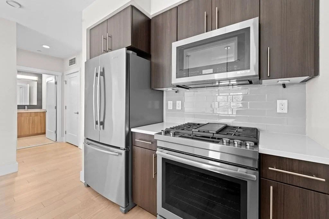 2 - Classic apartment in Huron Village available asap