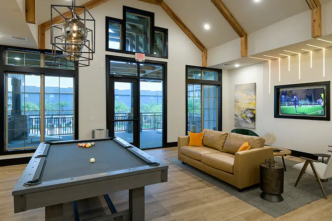 Clubhouse - Retreat East, Apartment Close to Campus