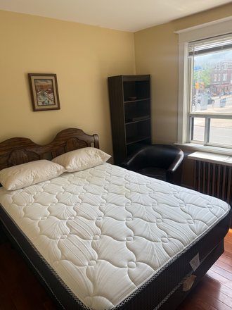 Double bed, bookcase, large window, window mini blind - Private Bachelor/Studio Apartment