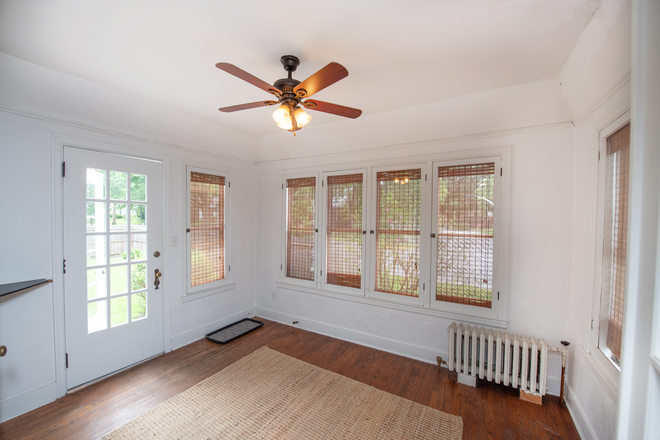 Sitting room - 625 Robinson : 3 FURNISHED ROOMS AVAILABLE FOR RENT 2026-2027 Year; House near Campus