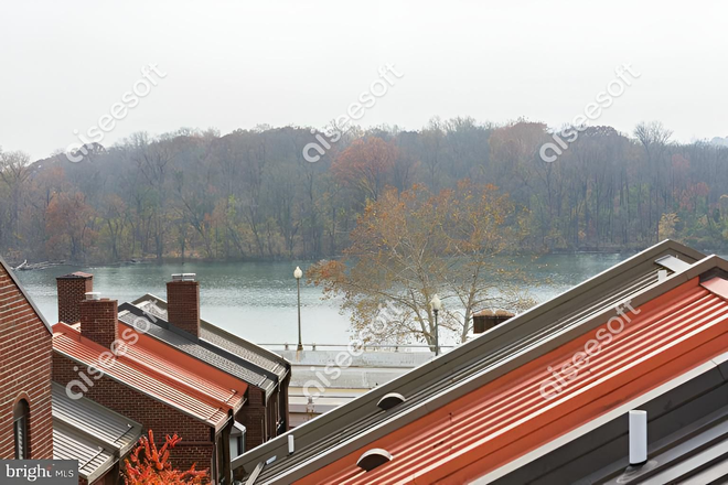 Georgetown - - Beautiful Rooms — 2‑Min Walk to Friendship Heights Metro | 1 Stop to AU Law & AU Shuttle House