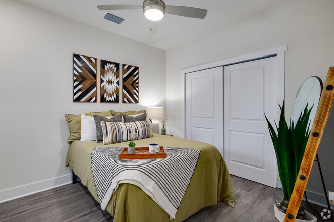 Bedroom - Retreat East, Apartment Close to Campus