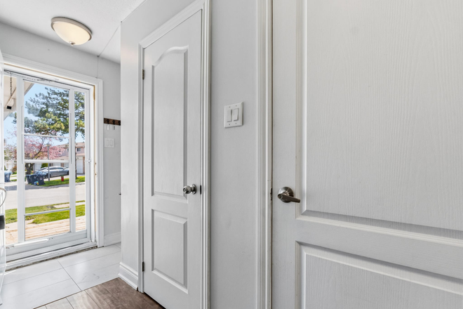 Main floor opening - 4 bedrooms available in Condo Townhome - upper level and basement