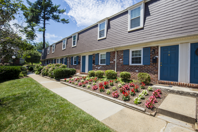 Exterior - Cambridge Square Townhomes - 2 & 3 Bedrooms Available for 2026-2027!