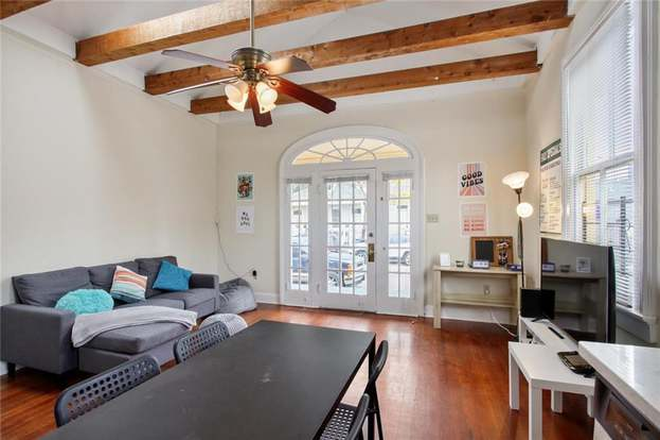 Livingroom - 3 Bedroom Cottage Close to Campus and Fun Apartments
