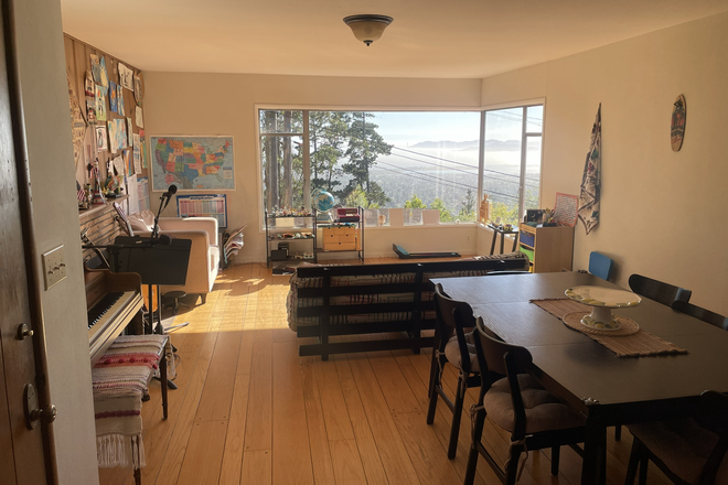 Living room - Berkeley Hills Sabbatical Rental AY 26-27: Fully Furnished with Views (5-Min Drive to Cal!)