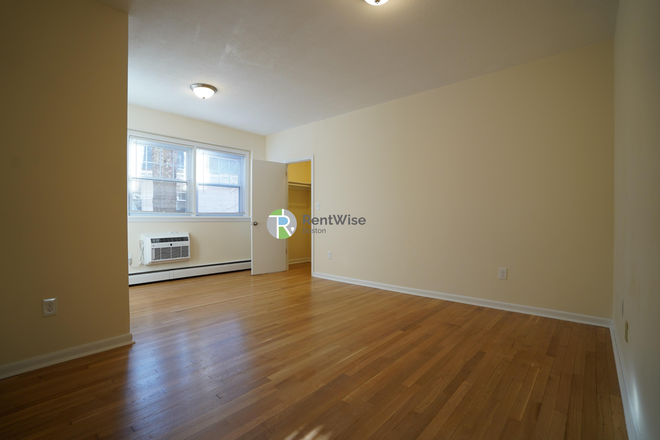 1 - AVAIL NOW-Awesome Brighton Studio on Comm, No Broker Fee!