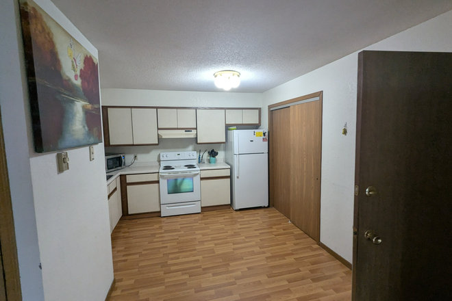Kitchen - Highland Hills, close to campus Apartments