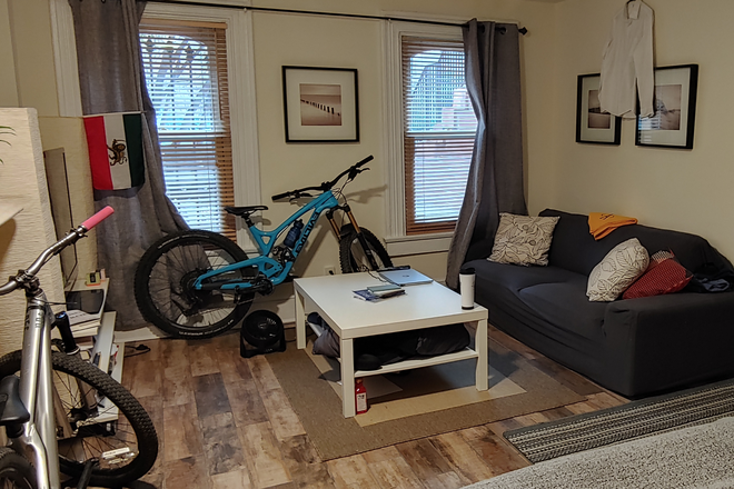 Sofa/Coffee Table - Bright Fully Furnished Bedroom - 1 Block to Metro