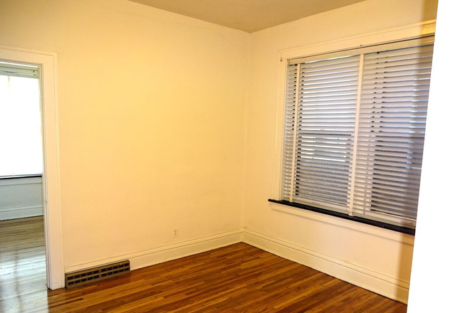 Center Bedroom - Manhattan Apartment Building, close to campus