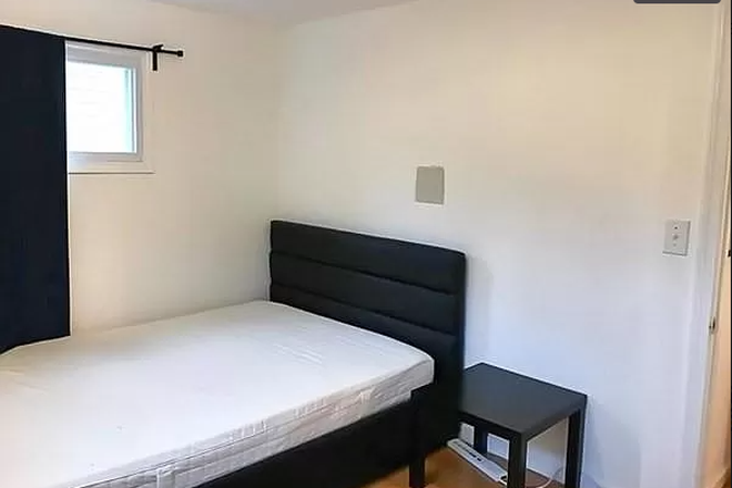 bedroom - 2026-2027 Rental $1050/month *Room available now House