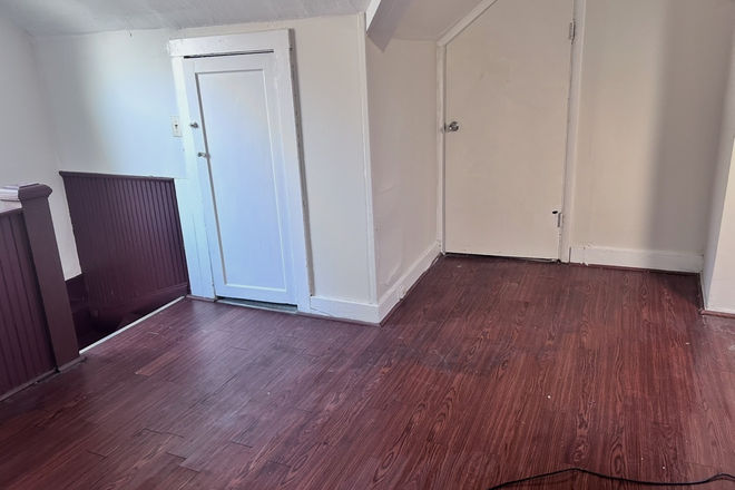 Middle living room, third floor - Spacious 3-4 Bedroom Close to Campus Duplex