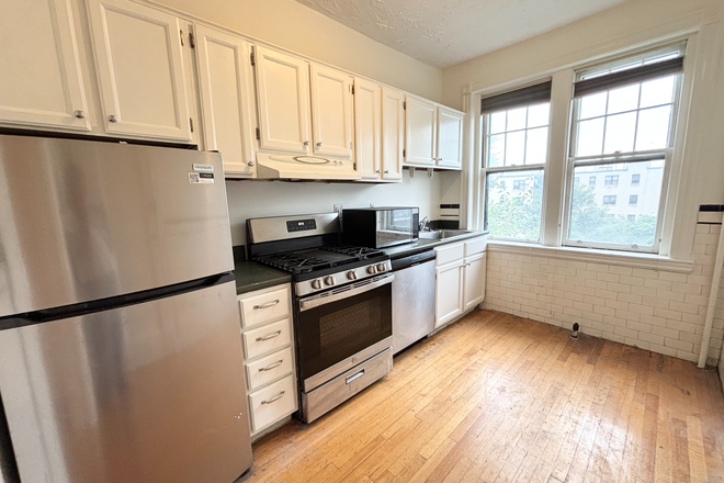 kitchen - Spacious Coolidge Corner 2 bed with parking - NO FEE!