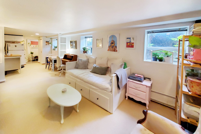 Above grade windows - Annex 5 min from TTC  /U of T Robarts Library /Metro